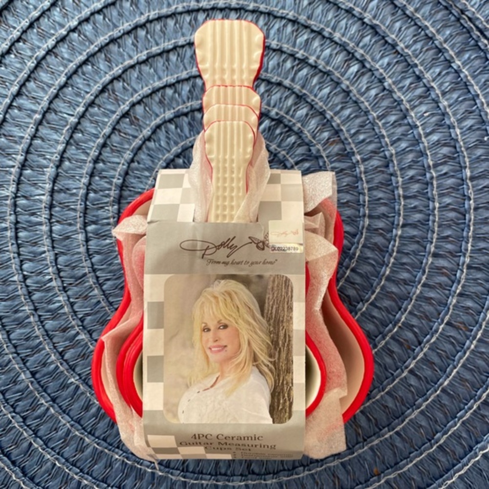 Dolly Parton Four Piece Guitar Shaped Ceramic Measuring Cup Set BRAND NEW!!